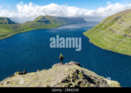 Blick aus der Vogelperspektive auf die Berge und das Meer auf einem Berg, Klaksvik, Bordoy Island, Färöer, Dänemark, Europa Stockfoto