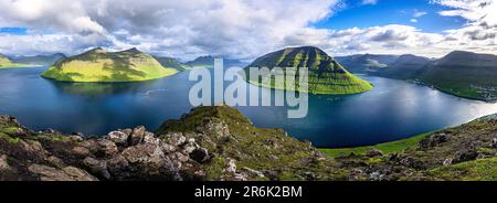 Panoramablick auf Kunoy Island mit Blick auf den Ozean von der Spitze des Klakkur Berges, Klaksvik, Bordoy Island, Färöer Inseln, Dänemark, Europa Stockfoto