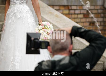Fotograf, der die Braut fotografiert Stockfoto
