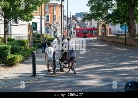 Uxbridge, Großbritannien. 10. Juni 2023. Der ehemalige Premierminister Boris Johnson ist als Abgeordneter zurückgetreten und behauptet, er sei durch die Untersuchung der Covid-19-Partygate-Saga „aus dem Parlament gedrängt“ worden. Sein Rücktritt wird nun eine Nachwahl in seinem früheren Wahlkreis Uxbridge und South Ruislip auslösen. Die Einwohner, Arbeiter und Käufer in Uxbridge waren sich heute Morgen einig, dass sie entweder nicht interessiert waren, nicht gestört waren oder froh waren, dass Boris Johnson zurückgetreten ist. Kredit: Maureen McLean/Alamy Live News Stockfoto