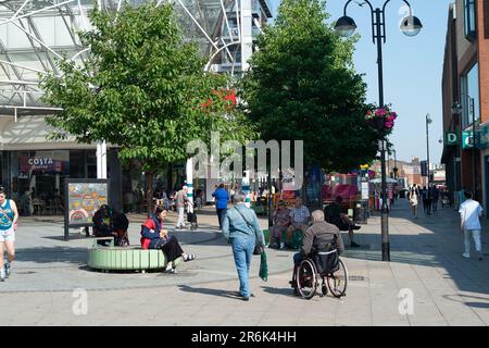 Uxbridge, Großbritannien. 10. Juni 2023. Der ehemalige Premierminister Boris Johnson ist als Abgeordneter zurückgetreten und behauptet, er sei durch die Untersuchung der Covid-19-Partygate-Saga „aus dem Parlament gedrängt“ worden. Sein Rücktritt wird nun eine Nachwahl in seinem früheren Wahlkreis Uxbridge und South Ruislip auslösen. Die Einwohner, Arbeiter und Käufer in Uxbridge waren sich heute Morgen einig, dass sie entweder nicht interessiert waren, nicht gestört waren oder froh waren, dass Boris Johnson zurückgetreten ist. Kredit: Maureen McLean/Alamy Live News Stockfoto