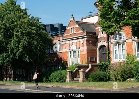 Uxbridge, Großbritannien. 10. Juni 2023. Der ehemalige Premierminister Boris Johnson ist als Abgeordneter zurückgetreten und behauptet, er sei durch die Untersuchung der Covid-19-Partygate-Saga „aus dem Parlament gedrängt“ worden. Sein Rücktritt wird nun eine Nachwahl in seinem früheren Wahlkreis Uxbridge und South Ruislip auslösen. Die Einwohner, Arbeiter und Käufer in Uxbridge waren sich heute Morgen einig, dass sie entweder nicht interessiert waren, nicht gestört waren oder froh waren, dass Boris Johnson zurückgetreten ist. Kredit: Maureen McLean/Alamy Live News Stockfoto