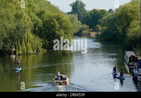 Die Menschen machen sich auf den Weg entlang der Themse in Wallingford, Oxfordshire. Foto: Samstag, 10. Juni 2023. Stockfoto