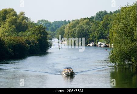 In Wallingford, Oxfordshire, wird ein Boot entlang der Themse gefahren. Foto: Samstag, 10. Juni 2023. Stockfoto