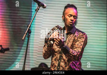 fotografías del Concierto de fantastic Negrito en Zaragoza, en el Festival Música Al Raso celebrado el 8 de junio de 2023 en el Jardín de Invierno Stockfoto