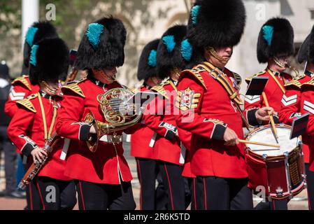 Westminster, London, Großbritannien. 10. Juni 2023. Trooping the Colour findet am 17. Juni statt und wird der erste unter König Karl III. Sein Die Überprüfung ist eine abschließende Bewertung der Militärparade vor der vollständigen Veranstaltung nächste Woche. Die Truppen haben die Mall für die Rezension der Horse Guards Parade weitergegeben. Eine Band der irischen Garde Stockfoto