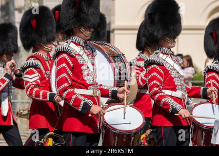 Westminster, London, Großbritannien. 10. Juni 2023. Trooping the Colour findet am 17. Juni statt und wird der erste unter König Karl III. Sein Die Überprüfung ist eine abschließende Bewertung der Militärparade vor der vollständigen Veranstaltung nächste Woche. Die Truppen haben die Mall für die Rezension der Horse Guards Parade weitergegeben. Coldstream Guards Trommelkorps Stockfoto