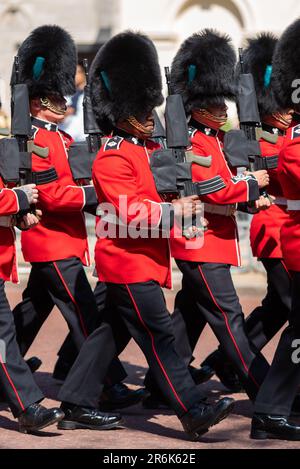 Westminster, London, Großbritannien. 10. Juni 2023. Trooping the Colour findet am 17. Juni statt und wird der erste unter König Karl III. Sein Die Überprüfung ist eine abschließende Bewertung der Militärparade vor der vollständigen Veranstaltung nächste Woche. Die Truppen haben die Mall für die Rezension der Horse Guards Parade weitergegeben. Household Division Foot Guards Irish Guards Stockfoto