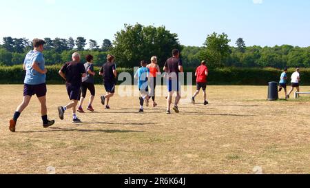 Kesgrave, Suffolk - 10. Juni 2023 : Parkrun an einem heißen, hellen Sommermorgen. Läufer Jung und Alt schnell und langsam, Erwachsene und Kinder. Stockfoto