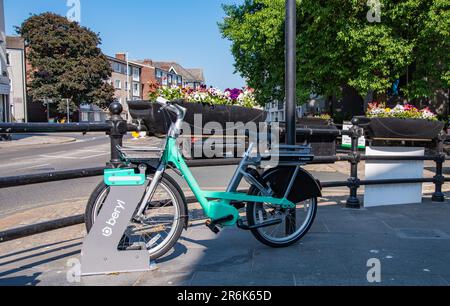 E-Bike kann auf dem Barbican in Plymouth, Devon, Großbritannien, gemietet werden Stockfoto