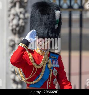 London, Vereinigtes Königreich, 10. Juni 2023. Der Colonels Review, die letzte Probe für Trooping the Colour, findet an dem heißesten Tag des Jahres in London statt, an dem S.K.H. der Prinz von Wales (Foto) als Regimental Colonel Welsh Guards teilnimmt. Die Probe Trooping the Colour wird von seiner königlichen Hoheit, dem Prinzen von Wales, geprüft und umfasst 250 Soldaten der Grenadiergarde des 1. Bataillons, 1. Coldstream Guards des Bataillons, 1. irische Bataillonsgarde und zum ersten Mal 1. London Guards des Bataillons (Reserve Unit der Foot Guards), Die die Prozessionsstraße entlang der Mall angrenzen. Kredit: Stockfoto