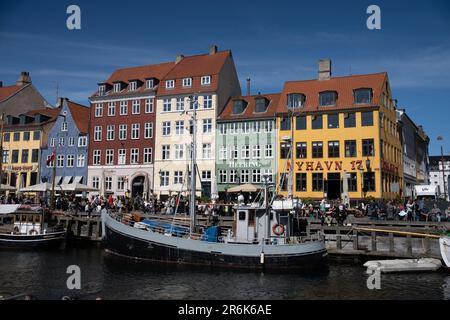 Touristisches Nyhavn in Kopenhagen mit bunten Häusern und Booten Stockfoto