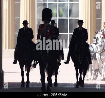 London, Vereinigtes Königreich, 10. Juni 2023. Der Colonels Review, die letzte Probe für Trooping the Colour, findet an dem heißesten Tag des Jahres in London statt, an dem S.K.H. der Prinz von Wales (Foto) als Regimental Colonel Welsh Guards teilnimmt. Die Probe Trooping the Colour wird von seiner königlichen Hoheit, dem Prinzen von Wales, geprüft und umfasst 250 Soldaten der Grenadiergarde des 1. Bataillons, 1. Coldstream Guards des Bataillons, 1. irische Bataillonsgarde und zum ersten Mal 1. London Guards des Bataillons (Reserve Unit der Foot Guards), Die die Prozessionsstraße entlang der Mall angrenzen. Kredit: Stockfoto