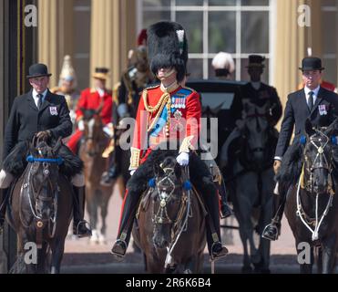 London, Vereinigtes Königreich, 10. Juni 2023. Der Colonels Review, die letzte Probe für Trooping the Colour, findet an dem heißesten Tag des Jahres in London statt, an dem S.K.H. der Prinz von Wales (Foto) als Regimental Colonel Welsh Guards teilnimmt. Die Probe Trooping the Colour wird von seiner königlichen Hoheit, dem Prinzen von Wales, geprüft und umfasst 250 Soldaten der Grenadiergarde des 1. Bataillons, 1. Coldstream Guards des Bataillons, 1. irische Bataillonsgarde und zum ersten Mal 1. London Guards des Bataillons (Reserve Unit der Foot Guards), Die die Prozessionsstraße entlang der Mall angrenzen. Kredit: Stockfoto