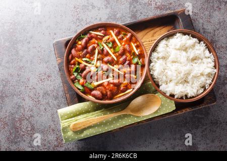 Rajma Chawal ist ein beliebtes nordindisches Essen aus roten Kidney-Bohnen, zubereitet mit Zwiebeln, Tomaten und einer besonderen Gewürzmischung, serviert mit Reis-clos Stockfoto