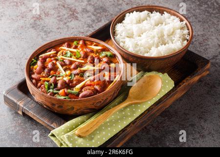 Rajma Chawal ist ein beliebtes nordindisches Essen aus roten Kidney-Bohnen, zubereitet mit Zwiebeln, Tomaten und einer besonderen Gewürzmischung, serviert mit Reis-clos Stockfoto