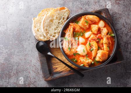 Brudet ist ein herzhafter Fischeintopf aus der Dalmatien-Region Kroatiens, ähnlich wie der griechische Bourdeto und der italienische Brodetto in einer Schüssel auf dem Tisch. Hori Stockfoto