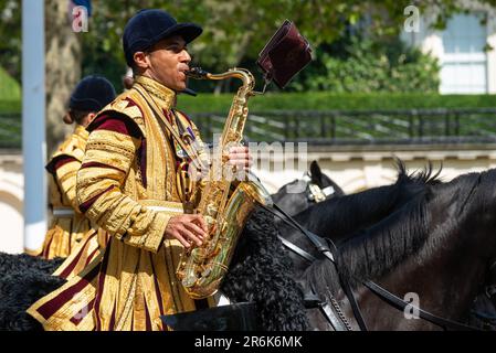 Westminster, London, Großbritannien. 10. Juni 2023. Trooping the Colour findet am 17. Juni statt und wird der erste unter König Karl III. Sein Die Überprüfung ist eine abschließende Bewertung der Militärparade vor der vollständigen Veranstaltung nächste Woche. Die Truppen haben die Mall für die Rezension der Horse Guards Parade weitergegeben. Musiker der Band der Haushaltskavallerie Stockfoto