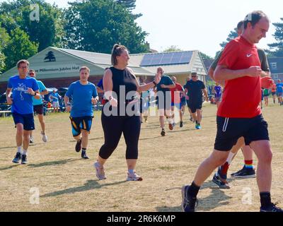 Kesgrave, Suffolk - 10. Juni 2023 : Parkrun an einem heißen, hellen Sommermorgen. Läufer Jung und Alt schnell und langsam, Erwachsene und Kinder. Stockfoto