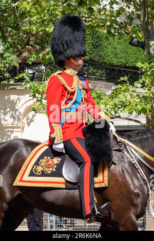 Westminster, London, Großbritannien. 10. Juni 2023. Trooping the Colour findet am 17. Juni statt und wird der erste unter König Karl III. Sein Die Überprüfung ist eine abschließende Bewertung der Militärparade vor der vollständigen Veranstaltung nächste Woche. Für 2023 wird die Farbe vom 1. Bataillon der Walisischen Garde getarnt. Die Truppen haben die Mall für die Rezension der Horse Guards Parade weitergegeben. Prinz William, der Prinz von Wales, kommt, um die Truppen zu überprüfen Stockfoto