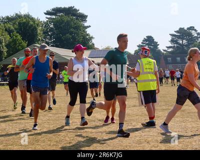 Kesgrave, Suffolk - 10. Juni 2023 : Parkrun an einem heißen, hellen Sommermorgen. Läufer Jung und Alt schnell und langsam, Erwachsene und Kinder. Stockfoto