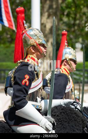 Westminster, London, Großbritannien. 10. Juni 2023. Trooping the Colour findet am 17. Juni statt und wird der erste unter König Karl III. Sein Die Überprüfung ist eine abschließende Bewertung der Militärparade vor der vollständigen Veranstaltung nächste Woche. Die Truppen haben die Mall für die Rezension der Horse Guards Parade weitergegeben. Weibliche Reiterin der HCMR Blues & Royals Stockfoto
