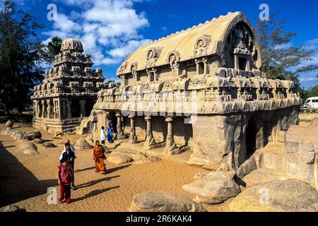 Dharmaraja und Bhima Rathas monolithische Schreine aus dem 7. Jahrhundert, genannt die fünf Rathas in Mahabalipuram Mamallapuram, Tamil Nadu Tamilnadu, Süden Stockfoto