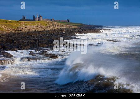 Dunstanburgh Castle, Grafschaft Northumberland, England, Sturm, Sturm Stockfoto