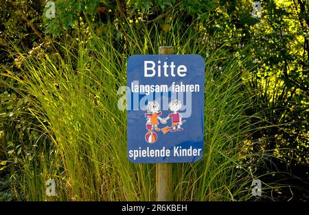 Schild: Bitte fahren Sie langsam, spielen Sie Kinder Stockfoto