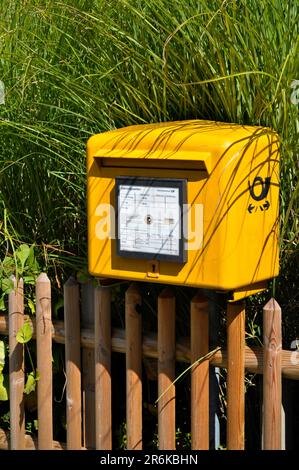 Briefkasten am Zaun Stockfoto