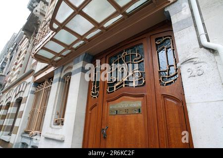 Der Haupteingang zum ehemaligen Wohnhaus und Studio des Architekten Victor Horta in Brüssel. Jetzt das Horta Museum. Stockfoto