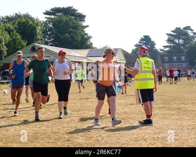 Kesgrave, Suffolk - 10. Juni 2023 : Parkrun an einem heißen, hellen Sommermorgen. Läufer Jung und Alt schnell und langsam, Erwachsene und Kinder. Stockfoto