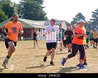 Kesgrave, Suffolk - 10. Juni 2023 : Parkrun an einem heißen, hellen Sommermorgen. Läufer Jung und Alt schnell und langsam, Erwachsene und Kinder. Stockfoto