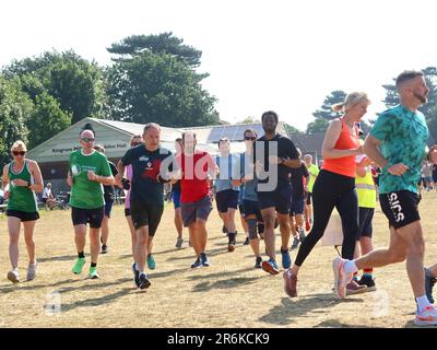 Kesgrave, Suffolk - 10. Juni 2023 : Parkrun an einem heißen, hellen Sommermorgen. Läufer Jung und Alt schnell und langsam, Erwachsene und Kinder. Stockfoto