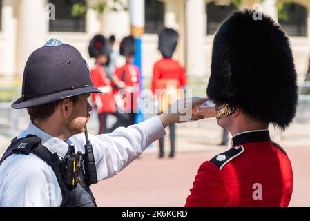 Westminster, London, Großbritannien. 10. Juni 2023. Trooping the Colour findet am 17. Juni statt und wird der erste unter König Karl III. Sein Die Überprüfung ist eine abschließende Bewertung der Militärparade vor der vollständigen Veranstaltung nächste Woche. Polizeibeamte helfen, die Streetliner-Soldaten während der Hitze des Tages mit Wasser zu versorgen. Bei heißem Wetter brachen einige der Truppen während der Parade zusammen Stockfoto