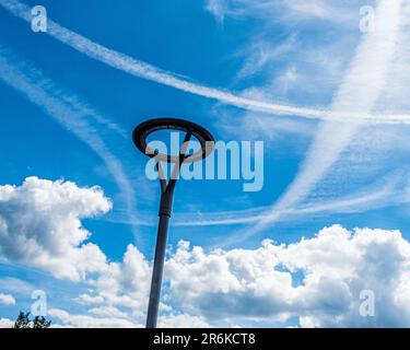 Lampost, blauer Himmel und Contrail in Waren (Müritz), Mecklenburg-Vorpommern, Deutschland Stockfoto