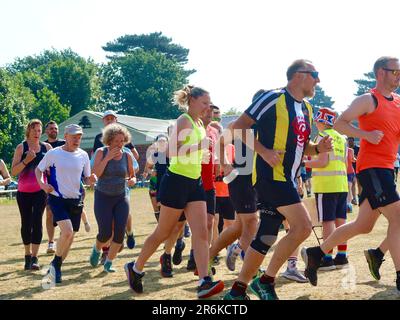 Kesgrave, Suffolk - 10. Juni 2023 : Parkrun an einem heißen, hellen Sommermorgen. Läufer Jung und Alt schnell und langsam, Erwachsene und Kinder. Stockfoto