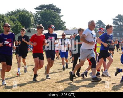 Kesgrave, Suffolk - 10. Juni 2023 : Parkrun an einem heißen, hellen Sommermorgen. Läufer Jung und Alt schnell und langsam, Erwachsene und Kinder. Stockfoto