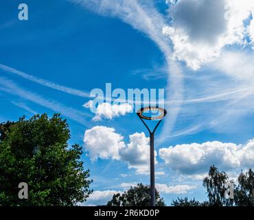 Lampost, blauer Himmel und Contrail in Waren (Müritz), Mecklenburg-Vorpommern, Deutschland Stockfoto