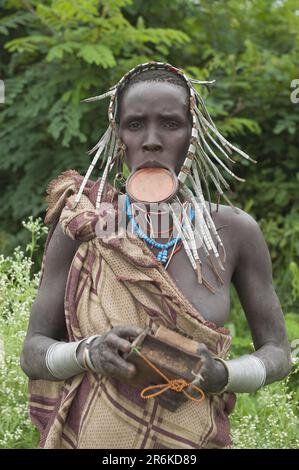 Surma Frau mit Lippenplatte, Surma Leute, Tulgit, Omo Valley, Äthiopien Stockfoto