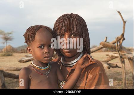 Hamar-Frau mit Kind, roter Lehm im Haar, Hamar-Stamm, Omo-Tal, Süd-Äthiopien Stockfoto