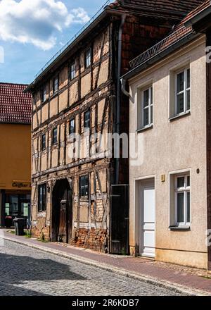 Blick auf historische denkmalgeschützte Gebäude in der Altstadt, lange straße, Waren (Müritz), Mecklenburg-Vorpommern, Deutschland Stockfoto