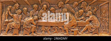 Titel: NEAPEL, ITALIEN - 23. APRIL 2023: Die bronzene Relief des letzten Abendmahls in der Kapelle der Kirche Chiesa di San Giovanni a Carbonara von Luigi Feretti Stockfoto