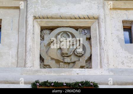 PUTNA, RUMÄNIEN - 30. APRIL 2023: Dies ist ein altes Wappen des moldauischen Fürstentums am Eingangstor des Klosters, das am e gegründet wurde Stockfoto