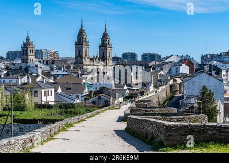 Blick von der römischen Mauer von Lugo und der Kathedrale, UNESCO-Weltkulturerbe, Lugo, Galicien, Spanien, Europa Stockfoto