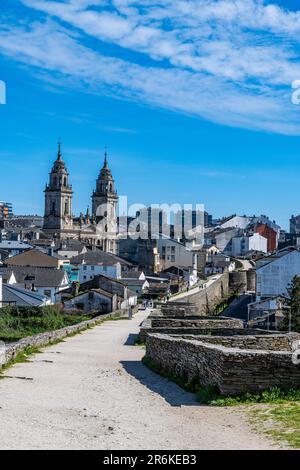 Blick von der römischen Mauer von Lugo und der Kathedrale, UNESCO-Weltkulturerbe, Lugo, Galicien, Spanien, Europa Stockfoto