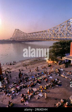 Die Howrah-Brücke wurde 1941 (Rabindra Setu) in Kalkutta, Westbengalen, Indien, Asien erbaut. Die größte Kragarmbrücke Indiens. Die Welt ist am belebtesten Stockfoto