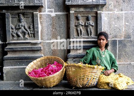 Ein Mädchen, das Blumen verkauft, den Gang des östlichen Gopurams im Thillai-Nataraja-Tempel in Chidambaram, Tamil Nadu, Südindien, Indien, Asien Stockfoto