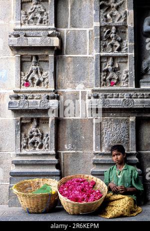 Ein Mädchen, das Blumen verkauft, den Gang des östlichen Gopurams im Thillai-Nataraja-Tempel in Chidambaram, Tamil Nadu, Südindien, Indien, Asien Stockfoto