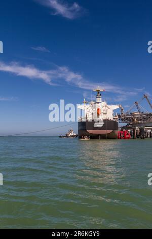 Führung des Massengutschiffs: Schlepper unterstützt Sophiana Majuro im Hafen Laayoune, Marokko Stockfoto